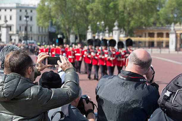 turistas tirar fotografias - tourist photographing armed forces military imagens e fotografias de stock