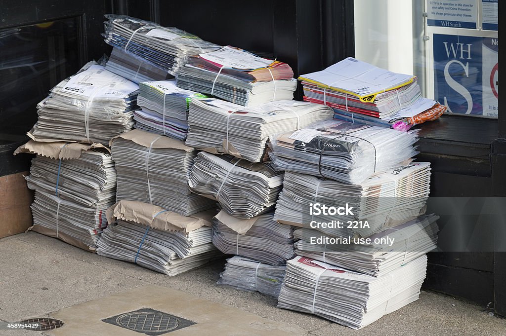 Jornais e Revistas fora da loja da WHSmith - Royalty-free Cidade Foto de stock
