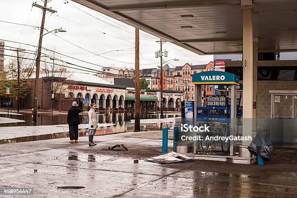 Pessoas Na Estação De Gasolina Danificado Após O Furacão De Areia - Fotografias de stock e mais imagens de Enchente