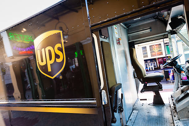 van livraison ups - united parcel service truck shipping delivering photos et images de collection