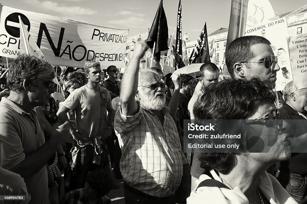 Protesta Rally en Lisboa - Foto de stock de Puño en alto libre de derechos