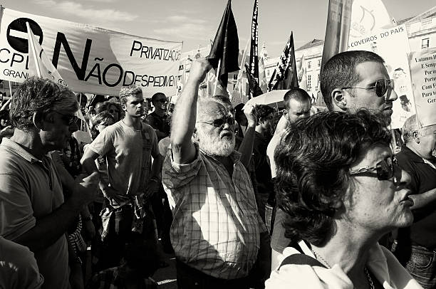 protesto rally em lisboa - protest editorial people travel locations - fotografias e filmes do acervo