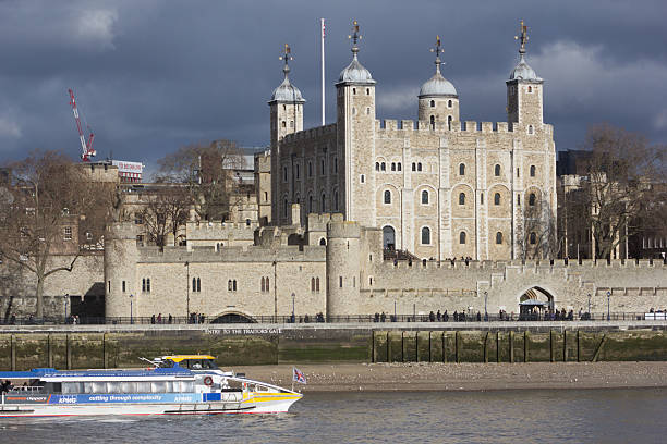 tower of london, англия, великобритания - local landmark international landmark middle ages tower of london стоковые фото и изображения