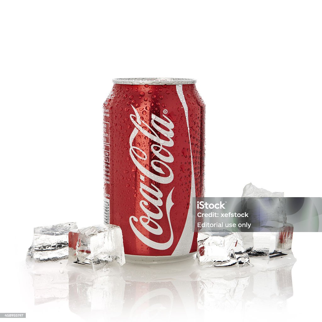 Можно из Coca-Cola на льду. - Стоковые фото Жестяная банка роялти-фри