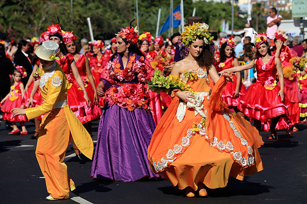as bailarinas festival de flor de madeira, portugal - flower parade imagens e fotografias de stock