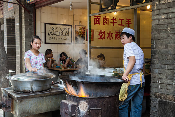 plats chinois, quartier musulman de xi'an, chine - islam people xian focus photos et images de collection