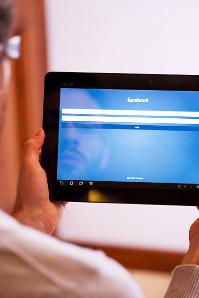 facebook на странице отображаются на планшете. - apple com стоковые фото и изображения