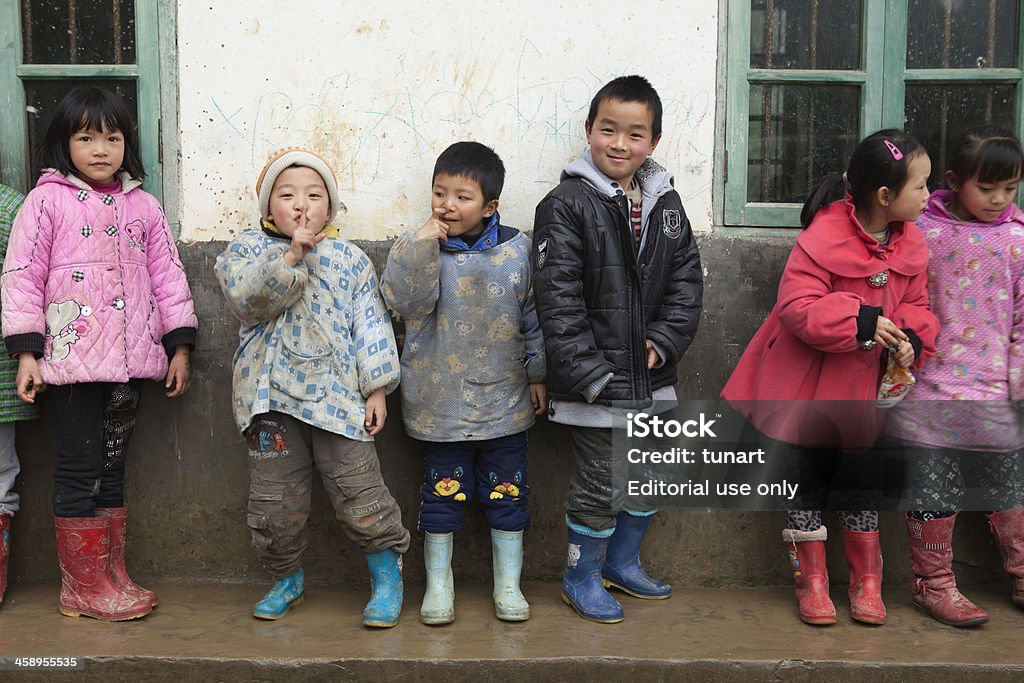 Elemental estudiantes en patio de colegio - Foto de stock de China libre de derechos