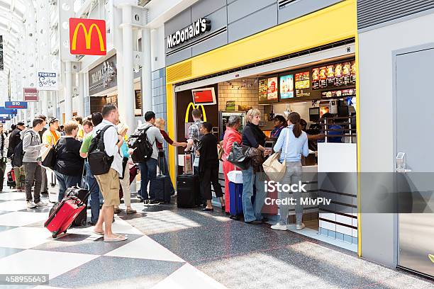 Аэропорт Чикаго — стоковые фотографии и другие картинки McDonald's - McDonald's, Аэропорт, Аэропорт Охара