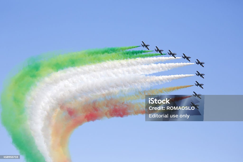 Flèches tricolores faire le drapeau italien avec fumée, Italie - Photo de flèches tricolores libre de droits