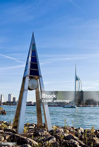 Gosport Tidal Orologio E La Torre Spinnaker - Fotografie stock e altre immagini di Acqua - Acqua, Affilato, Ambientazione esterna