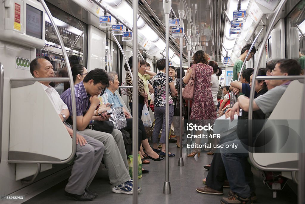 Lotado metrô, Xangai, China - Foto de stock de Assento de veículo royalty-free