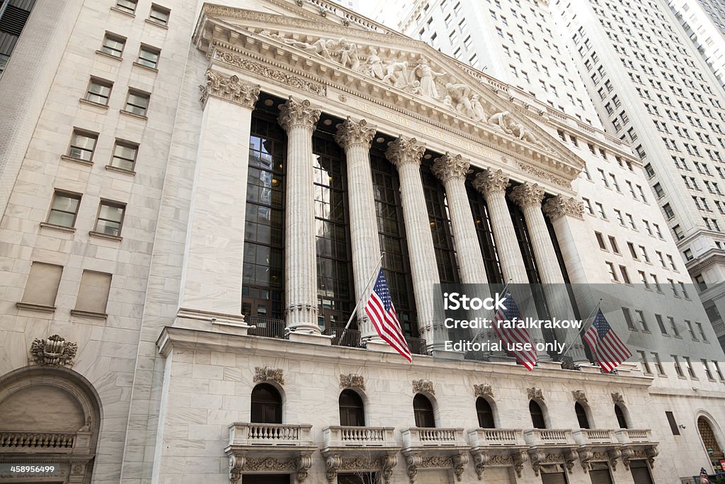 Borsa di New York edificio con bandiere americane - Foto stock royalty-free di Affari