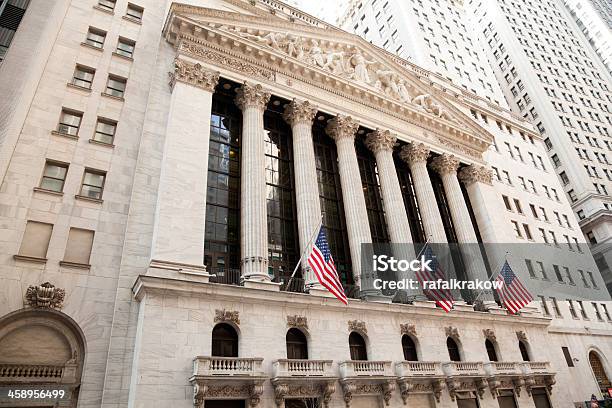 Borsa Di New York Edificio Con Bandiere Americane - Fotografie stock e altre immagini di Affari - Affari, Azioni e partecipazioni, Bandiera