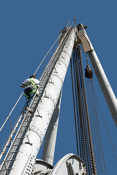 jovem e enorme crane - crane shipyard construction pulley - fotografias e filmes do acervo