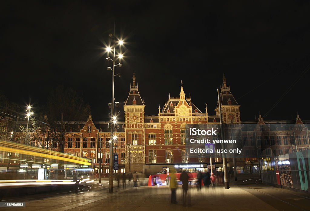 Stazione centrale di Amsterdam a notte - Foto stock royalty-free di Amsterdam Centraal