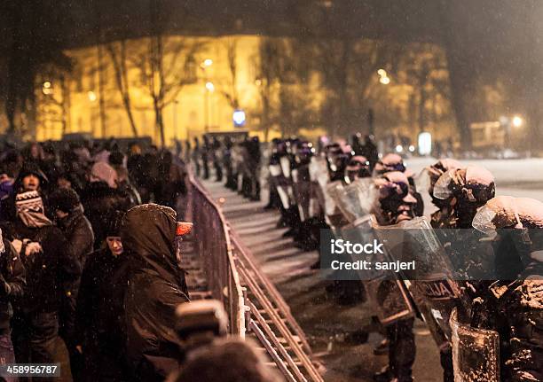 Policja W Porównaniu Do Osób - zdjęcia stockowe i więcej obrazów Protestujący - Protestujący, Policja, Antyrządowy