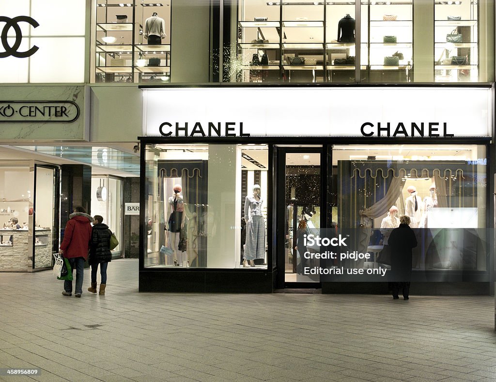 Foto de Chanel Janela De Loja De Roupas Em Dusseldorf Alemanha e mais fotos  de stock de Roupa de Designer - iStock