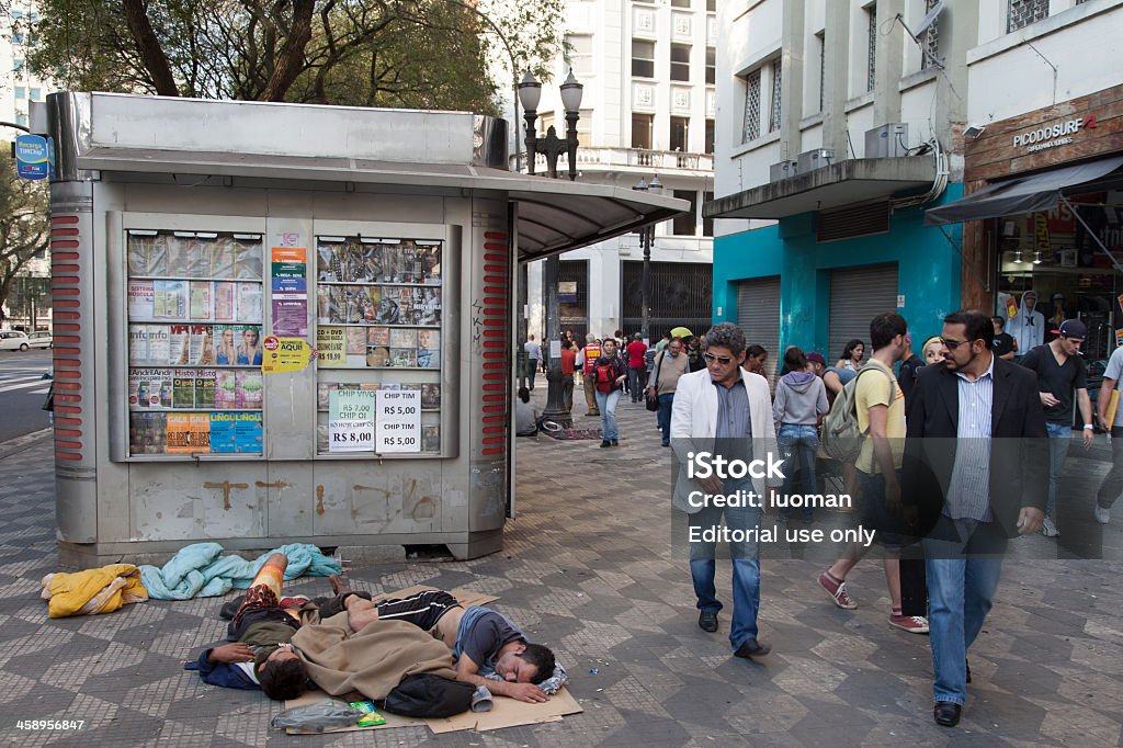 Beggars spanie na ulicach-Sao Paulo - Zbiór zdjęć royalty-free (Człowiek bezdomny)