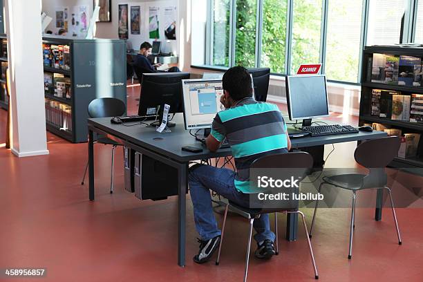 Homens Jovens Trabalhando No Computador Na Biblioteca Moderno Dinamarca - Fotografias de stock e mais imagens de Biblioteca