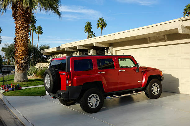 vermelho suv estacionados na aquisição de entrada para automóvel - sports utility vehicle 4x4 car tire imagens e fotografias de stock