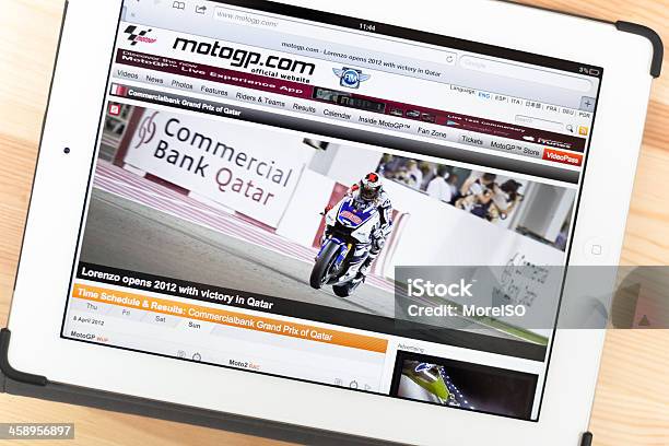 Foto de Motogp No Ipad e mais fotos de stock de Corrida de Motocicleta - Corrida de Motocicleta, Monitor de computador, Branco