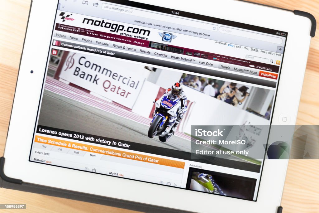 MotoGP на iPad - Стоковые фото Компьютерный монитор роялти-фри