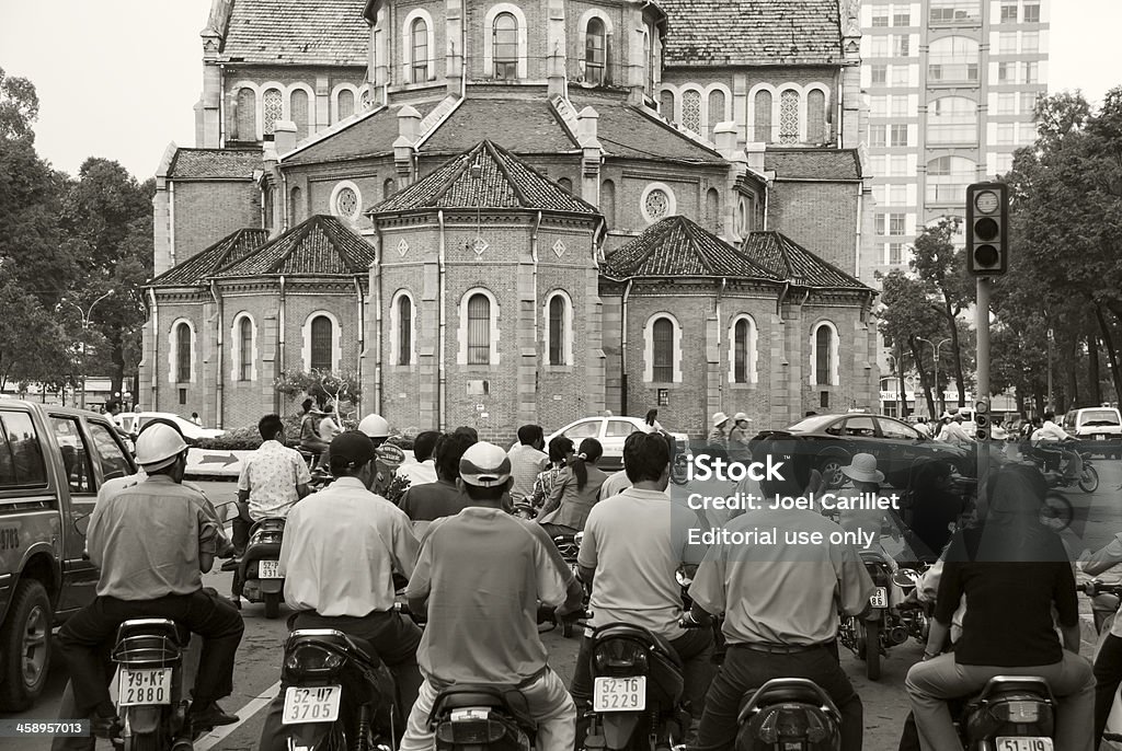 Motorrad-Verkehr und Notre Dame in Saigon - Lizenzfrei Schwarzweiß-Bild Stock-Foto