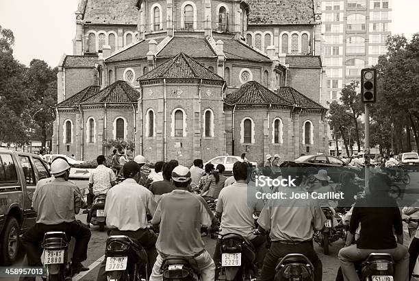 Foto de Motocicleta De Tráfego E De Notre Dame De Saigon e mais fotos de stock de Preto e branco - Preto e branco, Vietnã, Catedral de Notre-Dame