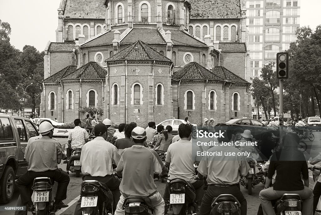 Motorbike трафика и Нотр-Дам в Хошимине - Стоковые фото Вьетнам роялти-фри