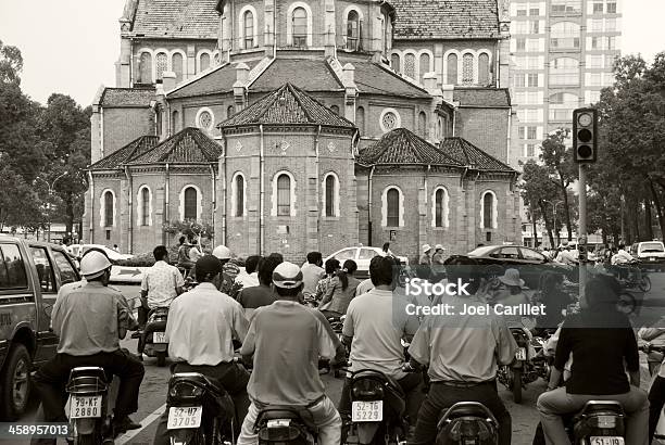 Motorbike Трафика И Нотрдам В Хошимине — стоковые фотографии и другие картинки Вьетнам - Вьетнам, Чёрно-белый, Большая группа людей