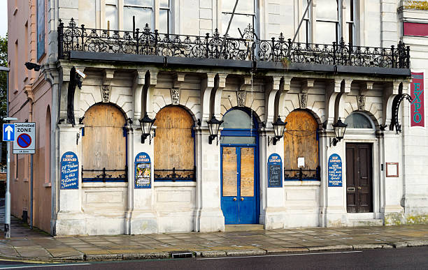 derelict pub no disco, portsmouth - building exterior obsolete abandoned damaged imagens e fotografias de stock