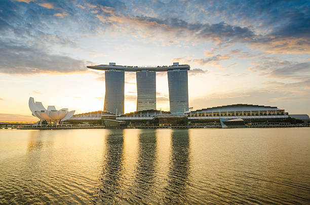 vista de los edificios de la bahía marina de singapur al atardecer. - merlion singapore marina bay lighting equipment fotografías e imágenes de stock