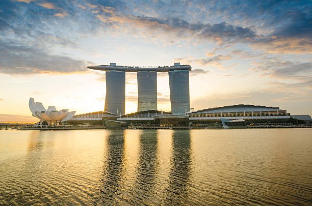 marina bay skyline de singapura ao pôr do sol. - marina bay sparse contemporary skyscraper imagens e fotografias de stock