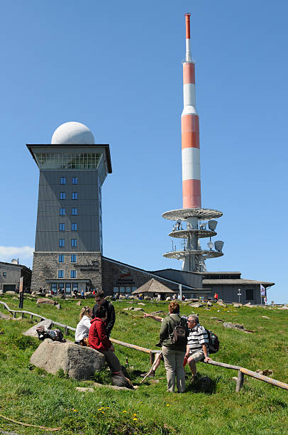 peak der berg brocken im nationalpark harz (deutschland) - 2012 harz national park harz mountain people stock-fotos und bilder