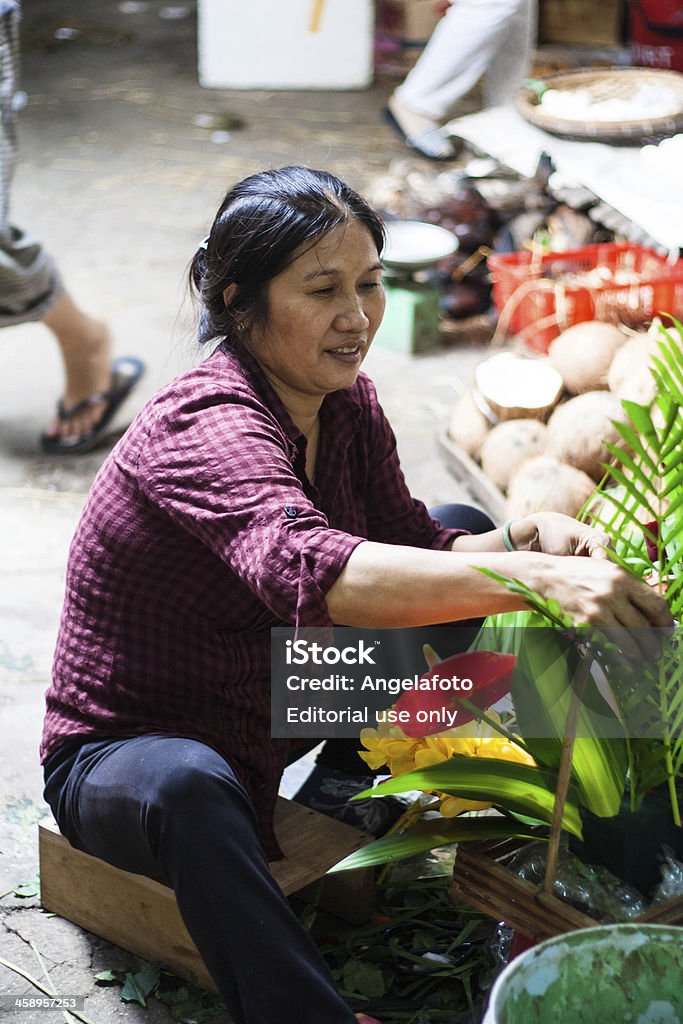 Florista en el mercado de calle, Vietnam - Foto de stock de Aire libre libre de derechos