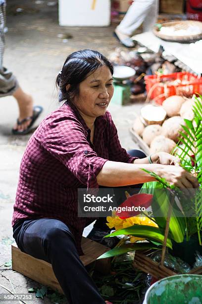Florista En El Mercado De Calle Vietnam Foto de stock y más banco de imágenes de Aire libre - Aire libre, Asia, Asia Sudoriental