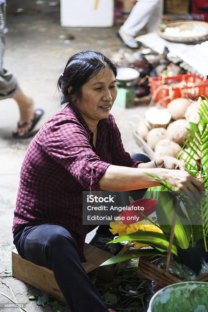 Fioraio al mercato di strada, Vietnam - Foto stock royalty-free di Ambientazione esterna