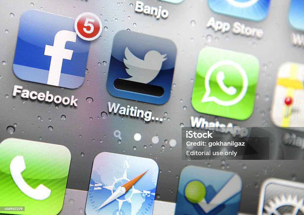 Aplicaciones de medios de comunicación Social en el Iphone 4s - Foto de stock de Aplicación para móviles libre de derechos