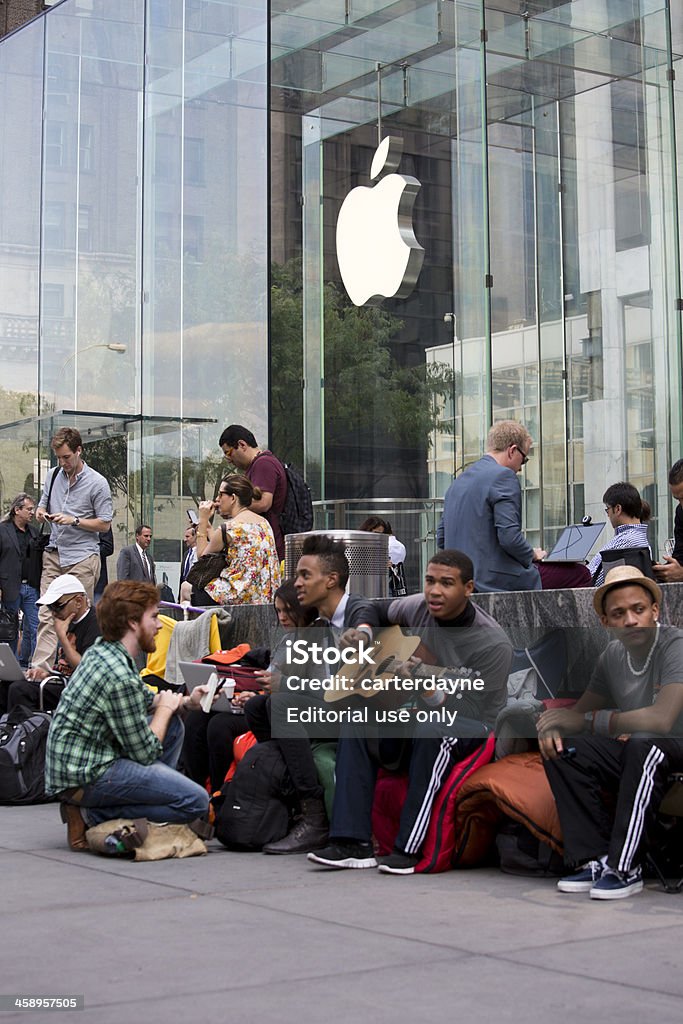 iPhone 5 líneas en Flagship Apple Store de la ciudad de Nueva York - Foto de stock de Acera libre de derechos