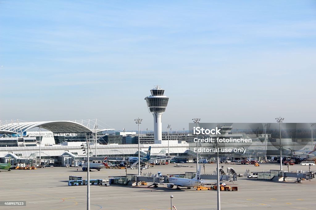 Flugzeuge laden am Flughafen München - Lizenzfrei Flughafen Stock-Foto