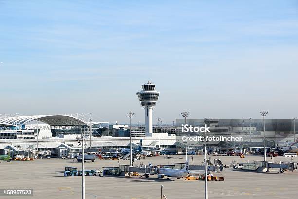 Flugzeuge Laden Am Flughafen München Stockfoto und mehr Bilder von Flughafen - Flughafen, München, Anhänger