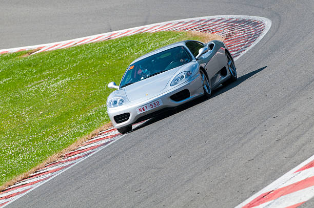 ferrari 360 modena auf track - supercar racecar collectors car domestic car stock-fotos und bilder