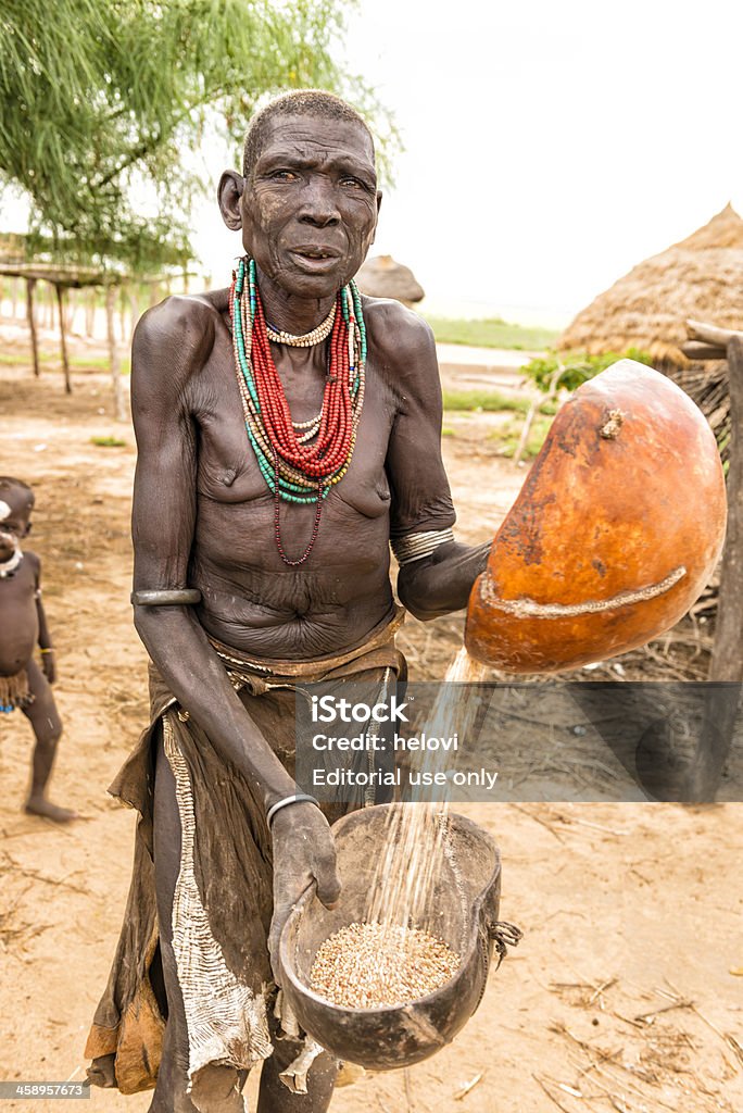Mulher velha da Tribo Karo - Foto de stock de Etiópia royalty-free
