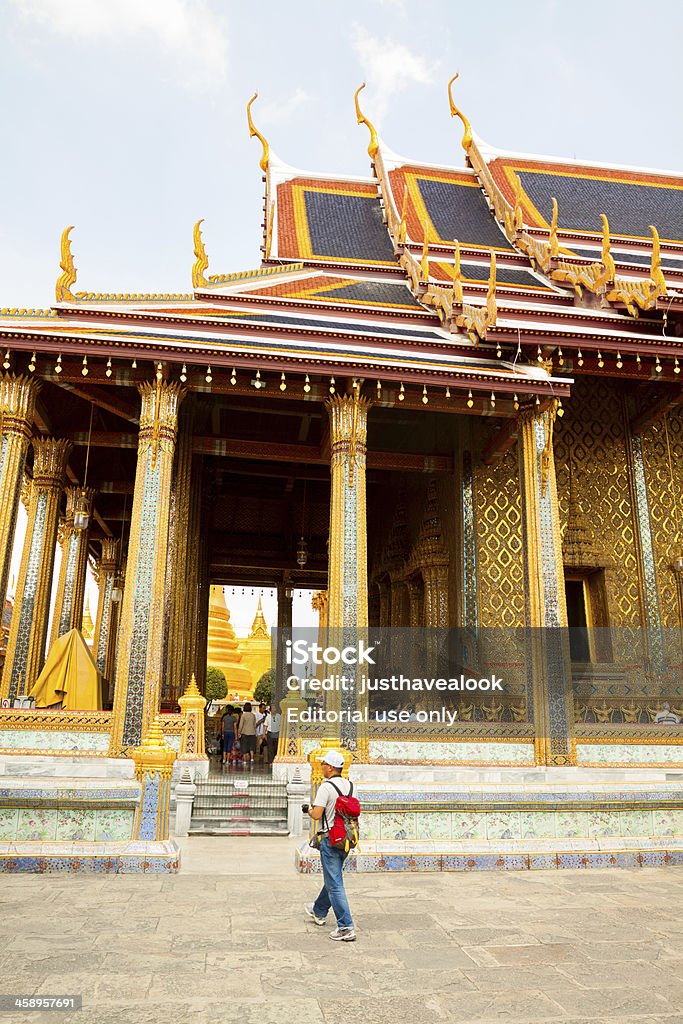 Turistas en el Templo del Buda esmeralda - Foto de stock de Adulto libre de derechos