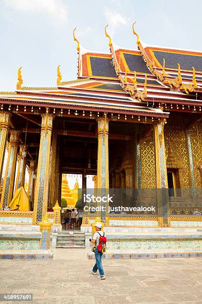 Turistas En El Templo Del Buda Esmeralda Foto de stock y más banco de imágenes de Adulto - Adulto, Arquitectura, Asia