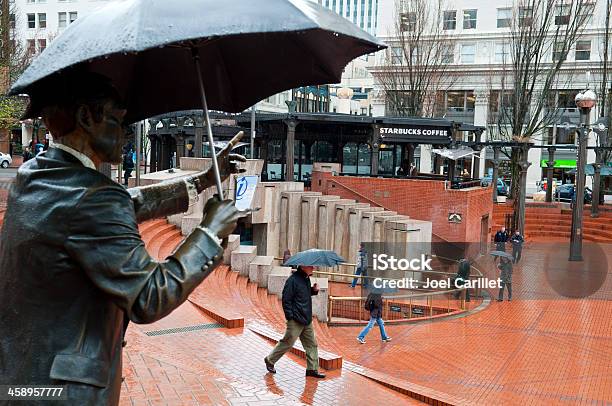 Portland Di Pioneer Courthouse Square - Fotografie stock e altre immagini di Portland - Oregon - Portland - Oregon, Arte, Starbucks