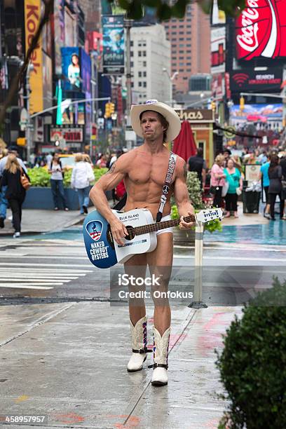 Photo libre de droit de Nu Cowboy Jouer De La Guitare Sur Times Square New York City banque d'images et plus d'images libres de droit de Cow-boy