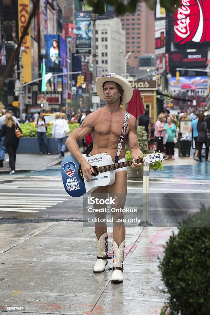 Naked Cowboy играют гитара на Таймс-Сквер, Нью-Йорк - Стоковые фото Ковбой роялти-фри