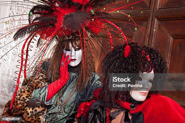 Vermelho Casal Carnaval De Veneza 2013 Praça De São Marco Em Itália — стоковые фотографии и другие картинки Венеция - Италия